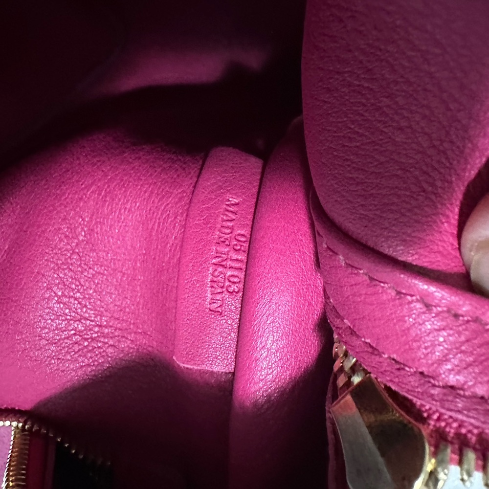Loewe in Elegant Fuchsia Pink Suede and Leather Women's Handbag Limited Edition - Picture 14 of 15